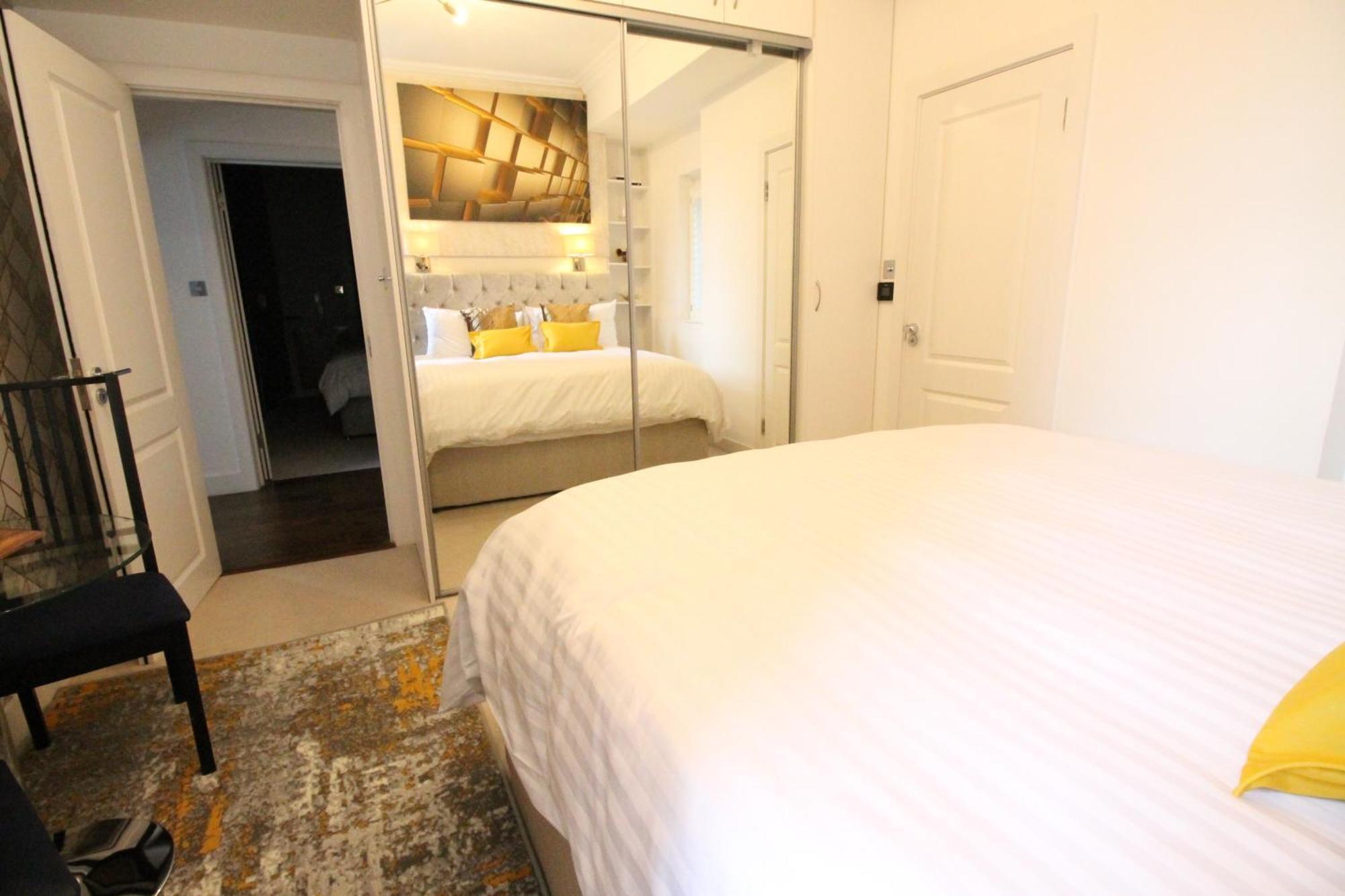 Contemporary 3 Double Bedroom 2 Bathroom Haven In The Heart Of Chelsea Exquisite With A Designer's Touch Londra