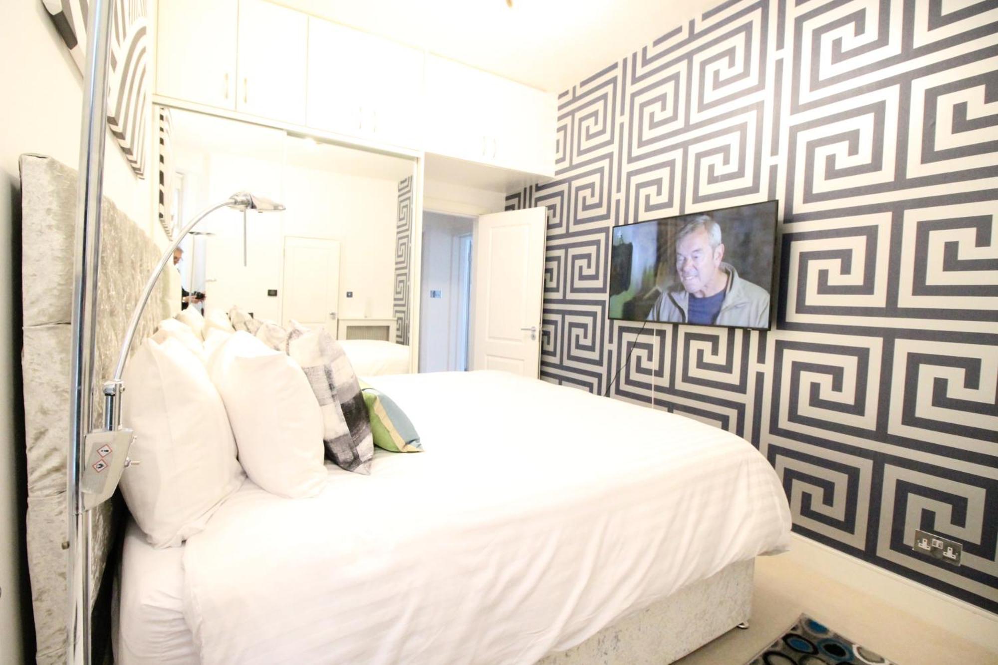 Contemporary 3 Double Bedroom 2 Bathroom Haven In The Heart Of Chelsea Exquisite With A Designer's Touch * Londra